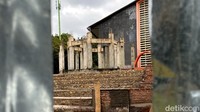Dari celah seng, hanya terlihat penyangga monumen yang terbuat dari beton.