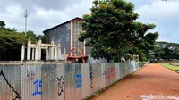 Kondisinya saat ini masih dikelilingi seng yang jadi sasaran vandalisme.