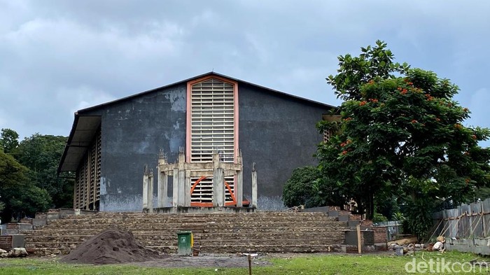 Lokasi Monumen Bung Karno Pembangunan monumen Bung Karno di Gor Saparua Bandung belum terlaksana.