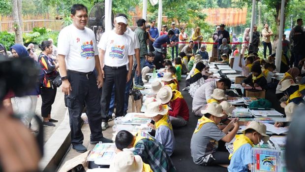 160 anak dan difabel ikut lomba melukis-mewarnai Hari Bhayangkara ke-79 digelar di Tebet Eco Park, Jakarta Selatan, Minggu (29/6/2025). Kegiatan dibuka langsung oleh Karo Multimedia Divisi Humas Polri Brigjen Gatot Repli Handoko.