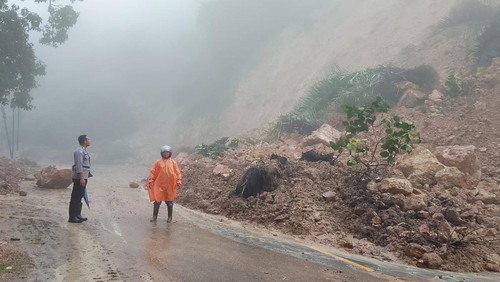 Longsor di Jalan Trans Ende-Maumere, Minggu (29/6/2025).