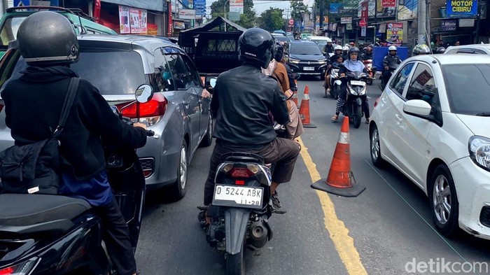 Antrean kendaraan di perbatasan Kabupaten Bandung dan Kota Bandung.
