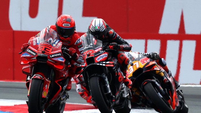 MotoGP - Grand Prix of Netherlands -TT Circuit Assen, Assen, Netherlands - June 29, 2025 Ducati Lenovo Teams Marc Marquez in action with Aprilia Racings Marco Bezzecchi during the race REUTERS/Yves Herman