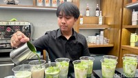Otaku Room menawarkan minuman matcha yang tengah viral. Namanya Cold Premium White Matcha Blend. Minuman ini tersedia dalam 2 pilihan susu yaitu susu sapi atau susu gandum (oat). Foto: detikFood
