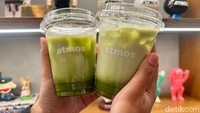 Rohul membuat setiap minuman dengan precise. Ia bahkan menggunakan timbangan bahan agar hitungannya tepat. Untuk matcha, takarannya 7 gram, sedangkan cokelat putihnya 4 keping alias 16 gram. Foto: detikFood