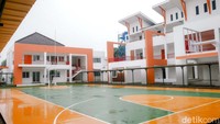 Penampakan gedung dan lapangan olahraga Sekolah Rakyat di Sentra Handayani, Cipayung, Jakarta Timur, Minggu (29/6/2025). Pemerintah melalui berbagai Kemneterian terkait tengah mengebut penyelesaian pembangunan Sekolah Rakyat yang akan segera digunakan pada tahun ajaran baru, salah satunya sekolah di Sentra Handayani tersebut.