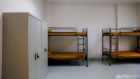Bagian dalam salah satu kamar di Sekolah Rakyat Sentra Handayani. Terdapat tempat tidur tingkat dan lemari.