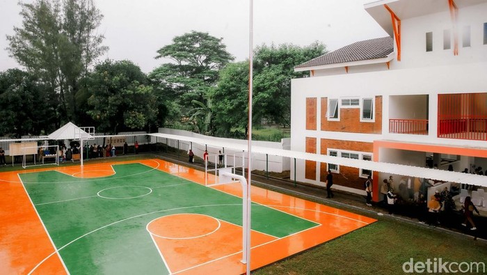 Pemerintah melalui berbagai Kemneterian terkait tengah mengebut penyelesaian pembangunan Sekolah Rakyat yang akan segera digunakan pada tahun ajaran baru, salah satunya adalah Sekolah Rakyat di Sentra Handayani, Cipayung, Jakarta Timur, Minggu (29/6/2025).  Sekolah Rakyat  mengusung konsep Boarding School, jadi setiap muridnya akan tinggal disekolah tersebut. Mari kita intip bagaimana bentuk Sekolah Rakyat Sentra Handayani.