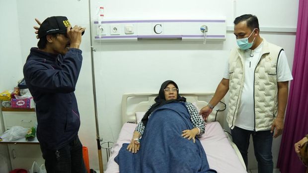 Menteri Kependudukan dan Pembangunan Keluarga/Kepala BKKBN, Wihaji mengunjungi para ibu yang melahirkan tepat di Hari Keluarga Nasional di Lembang.