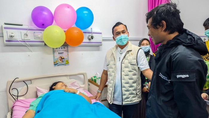 Menteri Kependudukan dan Pembangunan Keluarga/Kepala BKKBN, Wihaji mengunjungi para ibu yang melahirkan tepat di Hari Keluarga Nasional di Lembang.
