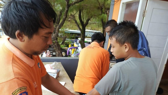 Tim SAR saat mengobati wisatawan yang tersengat ubur-ubur di Pantai Selatan Kabupaten Gunungkidul.