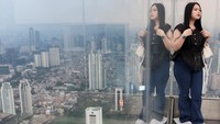Autograph Tower dinobatkan sebagai gedung tertinggi di Indonesia dan tercatat dalam MURI. Gedung yang berlokasi di Jalan M.H. Thamrin, Jakarta Pusat, ini memiliki ketinggian mencapai 385 meter dan terdiri dari 109 lantai. Foto: REUTERS/Ajeng Dinar Ulfiana