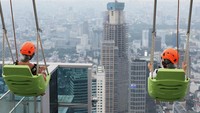 Ada juga wahana ayunan yang disebut UPswing. Pengunjung akan diajak bermain ayunan dari atas ketinggian yang bikin jantung berdebar kencang. Sebelum menaiki wahana ini, pengunjung wajib memakai safety gear seperti helm demi keamanan dan kenyamanan. Foto: REUTERS/Ajeng Dinar Ulfiana