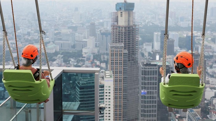 Menikmati Panorama Jakarta dari Gedung Tertinggi di Indonesia Visitors enjoy the UP sky garden view at Thamrin Nine building in Jakarta, Indonesia, June 26, 2025. REUTERS/Ajeng Dinar Ulfiana TPX IMAGES OF THE DAY