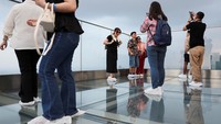 Taman ini berada di Autograph Tower, yang juga difungsikan sebagai gedung perkantoran dan hotel berbintang. Pengunjung bisa melihat pemandangan kota Jakarta secara luas dan berfoto. Foto: REUTERS/Ajeng Dinar Ulfiana