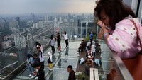 Pengunjung menikmati pemandangan taman langit UP di gedung Thamrin Nine, Jakarta. Taman ini jadi destinasi baru favorit buat dikunjungi. Foto: REUTERS/Ajeng Dinar Ulfiana