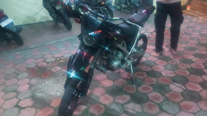 Rombongan Konvoi Pesilat PSHT yang bergerak dari arah Desa Junjung terlibat kecelakaan