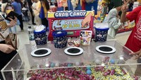 Di Pekan Raya Jakarta (PRJ) 2025 banyak tenant kuliner yang menawarkan promo ambil makanan sepuasnya. Salah satunya gerai permen yang punya promo ambil seraup. Foto: Detikcom / Atiqa Rana