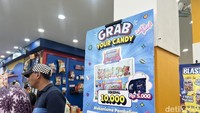 Kamu hanya perlu membeli kupon seharga Rp 10.000 untuk bisa mengikuti promo ini. Hanya dapat dilakukan dalam satu kali percobaan. Masukkan tangan ke dalam lubang dan ambil sekepal permen yang diinginkan. Foto: Detikcom / Atiqa Rana