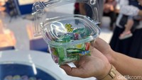 Gerai Pino Es Serut juga punya promo serupa. Paketnya seharga Rp 25.000 sudah dapat satu kantong plastik besar es pino dan dua macam produk es serut andalan.  Foto: Detikcom / Atiqa Rana