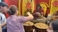Selain bisa ambil baby crab goreng sepuasnya, pelanggan juga sudah dapat gelas dan mangkuk berkualitas serta minuman es lemon tea gratis! Menarik bukan? Foto: Detikcom / Atiqa Rana
