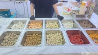 Nantinya akan disiapkan tusukan sate jumbo sepanjang 1 meter. Pelanggan bisa ambil 10 varian frozen food yang diinginkan asalkan muat dalam satu tusukan tersebut. Foto: Detikcom / Atiqa Rana