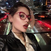 Nama Nihal Candan mulai banyak dikenal setelah tampil dalam program televisi lokal Bu Taz Benim pada tahun 2014. Dia mencuri  atensi publik karena gaya berpakaiannya yang unik kemudian merambah bisnis kecantikan Nihal Candan Beauty Center. Foto: dok. Instagram @nihalcandann