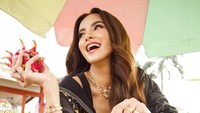 Olla Ramlan tetap tersenyum di balik lelah bekerja. (Foto: dok Instagram ollaramlan)