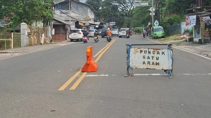 Untuk mengantisipasi kemacetan parah, sistem satu arah atau one way arah Jakarta dilaksanakan lebih awal di Puncak, Bogor, Jabar, Minggu (29/5/2025).