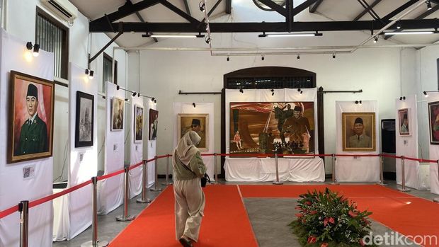 Caption: Suasana para pengunjung di Pameran Lukisan Bung Karno di Gedung Outdetrap, Kota Lama, Kecamatan Semarang Utara, Kota Semarang, Minggu (29/6/2025).