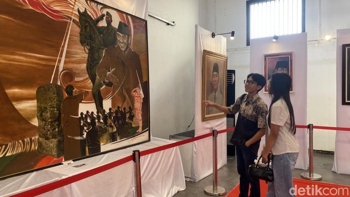 Caption: Suasana para pengunjung di Pameran Lukisan Bung Karno di Gedung Outdetrap, Kota Lama, Kecamatan Semarang Utara, Kota Semarang, Minggu (29/6/2025).