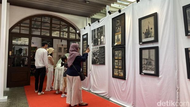 Caption: Suasana para pengunjung di Pameran Lukisan Bung Karno di Gedung Outdetrap, Kota Lama, Kecamatan Semarang Utara, Kota Semarang, Minggu (29/6/2025).