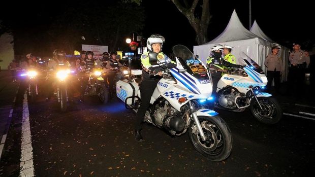 Petugas gabungan melakukan patroli untuk menjaga keamanan di Kota Bandung.