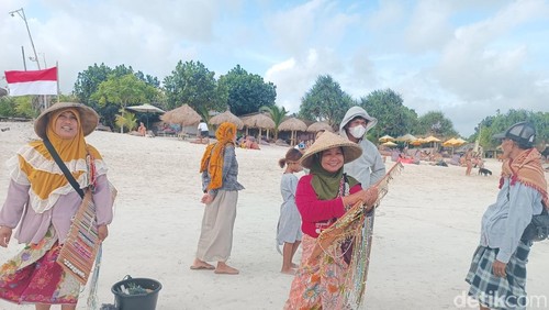 Sejumlah pedagang di Pantai Tanjung Aan, Minggu (29/6/2025).