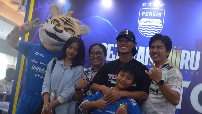 Pemain Persib, Henhen Herdiana saat hadir dalam agenda tur trofi di Cirebon