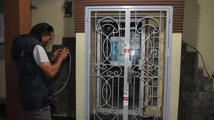 Penampakan Kantor PJN Sumut Disegel KPK Usai OTT Kasus Korupsi Jalan Wartawan mengambil gambar pintu Kantor Satuan Kerja Pelaksanaan Jalan Nasional (PJN) Wilayah I dan II Sumatera Utara yang disegel di Jalan Busi, Medan, Sumatera Utara, Sabtu (28/6/2025). KPK melakukan penyegelan kantor PJN Wilayah I dan II Sumatera Utara usai Operasi Tangkap Tangkap (OTT) terhadap lima tersangka korupsi pembangunan jalan di Sumut. ANTARA FOTO/Yudi Manar/YU