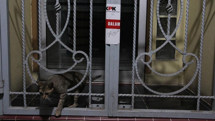 Wartawan mengambil gambar pintu Kantor Satuan Kerja Pelaksanaan Jalan Nasional (PJN) Wilayah I dan II Sumatera Utara yang disegel di Jalan Busi, Medan, Sumatera Utara, Sabtu (28/6/2025). KPK melakukan penyegelan kantor PJN Wilayah I dan II Sumatera Utara usai Operasi Tangkap Tangkap (OTT) terhadap lima tersangka korupsi pembangunan jalan di Sumut. ANTARA FOTO/Yudi Manar/YU
