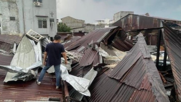 Penampakan rumah warga yang rusak akibat angin kencang dan pohon tumbang di Kota Medan. (Foto: Dok. BPBD)