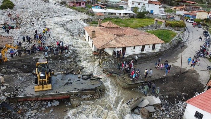 A drone view shows a destroyed bridge over the River Chama, in the aftermath of floods, in Apartaderos, Venezuela June 27, 2025. REUTERS/Carlos Eduardo Ramirez     TPX IMAGES OF THE DAY