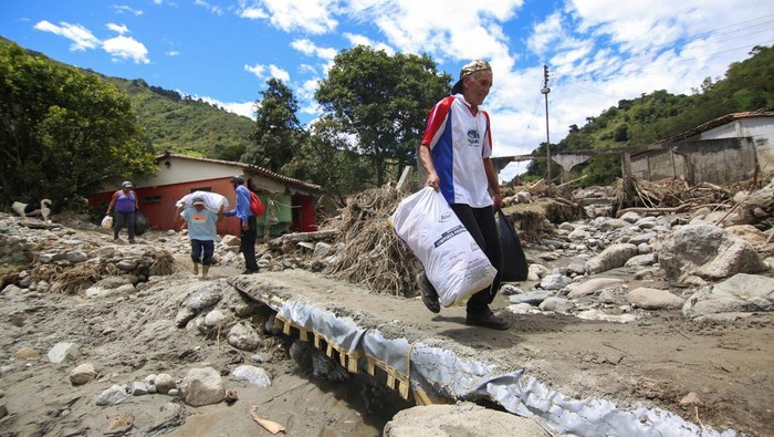 Penampakan Sisa-sisa Banjir Parah yang Terjang Venezuela A drone view shows a destroyed bridge over the River Chama, in the aftermath of floods, in Apartaderos, Venezuela June 27, 2025. REUTERS/Carlos Eduardo Ramirez TPX IMAGES OF THE DAY