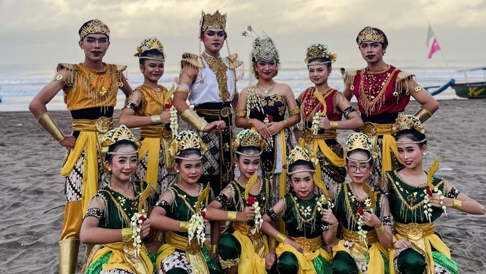 12 Penari Sanggar Tari Mutiara Cimahi di Hajat Laut Pangandaran