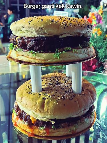 Pengantin ini mengungkapkan alasan memilih burger berat 1,5 kg sebagai kue ulang tahun.