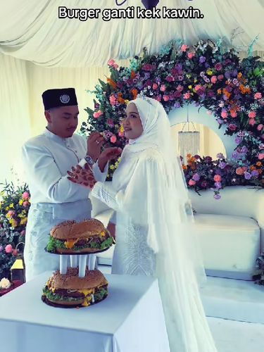 Pengantin ini mengungkapkan alasan memilih burger berat 1,5 kg sebagai kue ulang tahun.