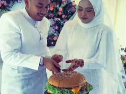 Pengantin Viral karena Kue Pernikahannya Unik, Burger Raksasa 1,5 Kg