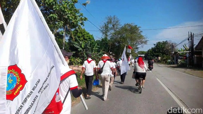 Pensiunan karyawan pabrik gula se-Jateng menggelar aksi jalan kaki ke Istana Negara dari Brebes, Minggu (29/6/2025).