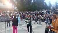 Mengusung tema Bromo Sunset ke Telu Ambyar, beragam pertunjukan seni ditampilkan, mulai dari tari tradisional, sendratari, hingga musik dengan nuansa ambyar yang mampu menggugah emosi penonton.