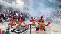 Selain pertunjukan seni, acara ini juga menjadi wadah promosi bagi pelaku UMKM lokal yang menyajikan aneka kuliner dan produk khas Probolinggo.
