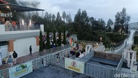 Pengunjung juga bisa menikmati pemandangan Gunung Bromo dan jembatan kaca Seruni Point.