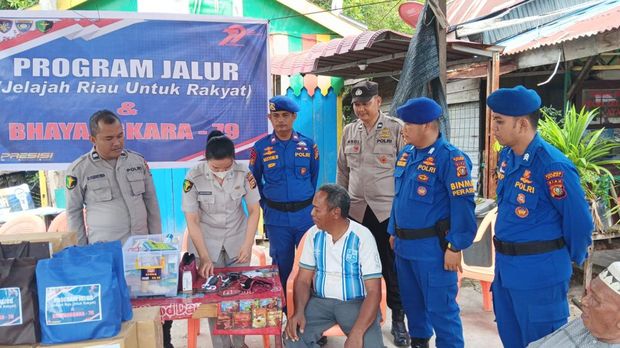 Polda Riau melalui Polres Dumai menyalurkan bantuan kepada masyarakat di pesisir lewat program Jalur, pada Sabtu (28/6/2025).