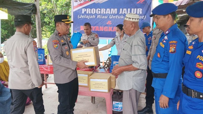 Polda Riau melalui Polres Dumai menyalurkan bantuan kepada masyarakat di pesisir lewat program Jalur, pada Sabtu (28/6/2025).